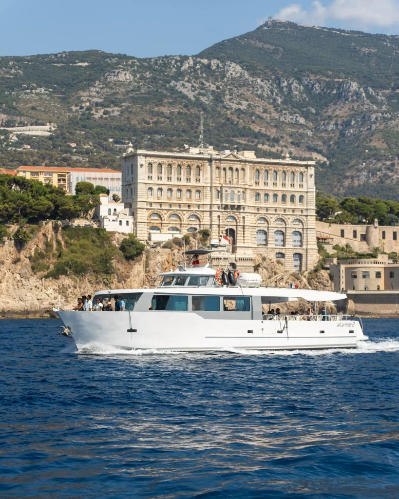 bateau naviguant devant le musée océanographique