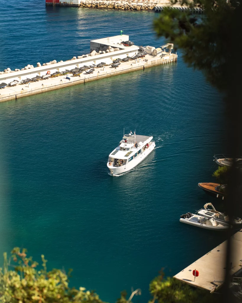 bateau atlantide 2 dans le port de fontvieille